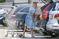 PEOPLE - Busy Philipps scheibt den vollen Einkaufswagen zum Auto