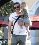 PEOPLE - Megan Fox mit den Kids in Hollywood unterwegs