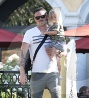PEOPLE - Megan Fox mit den Kids in Hollywood unterwegs