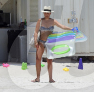 EXKLUSIV -  Duran Duran Musiker Roger Taylor sonnt sich mit seiner Familie am Strand von Miami