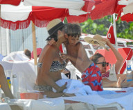EXKLUSIV -  Duran Duran Musiker Roger Taylor sonnt sich mit seiner Familie am Strand von Miami