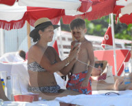 EXKLUSIV -  Duran Duran Musiker Roger Taylor sonnt sich mit seiner Familie am Strand von Miami