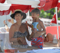 EXKLUSIV -  Duran Duran Musiker Roger Taylor sonnt sich mit seiner Familie am Strand von Miami