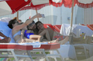 EXKLUSIV -  Duran Duran Musiker Roger Taylor sonnt sich mit seiner Familie am Strand von Miami