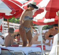 EXKLUSIV -  Duran Duran Musiker Roger Taylor sonnt sich mit seiner Familie am Strand von Miami
