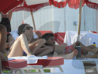 EXKLUSIV -  Duran Duran Musiker Roger Taylor sonnt sich mit seiner Familie am Strand von Miami