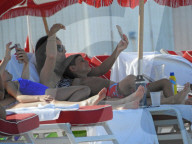 EXKLUSIV -  Duran Duran Musiker Roger Taylor sonnt sich mit seiner Familie am Strand von Miami