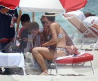 EXKLUSIV -  Duran Duran Musiker Roger Taylor sonnt sich mit seiner Familie am Strand von Miami
