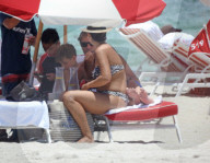 EXKLUSIV -  Duran Duran Musiker Roger Taylor sonnt sich mit seiner Familie am Strand von Miami