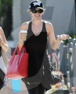 PEOPLE - Katherine Schwarzenegger mit roter Handtasche auf dem Weg ins Gym