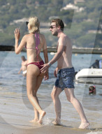 EXKLUSIV - Model Mandy Bork turtelt mit ihrem Verlobten in St.Tropez