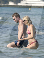 EXKLUSIV - Model Mandy Bork turtelt mit ihrem Verlobten in St.Tropez