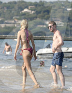 EXKLUSIV - Model Mandy Bork turtelt mit ihrem Verlobten in St.Tropez