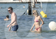 EXKLUSIV - Model Mandy Bork turtelt mit ihrem Verlobten in St.Tropez