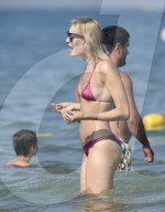 EXKLUSIV - Model Mandy Bork turtelt mit ihrem Verlobten in St.Tropez