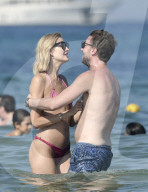 EXKLUSIV - Model Mandy Bork turtelt mit ihrem Verlobten in St.Tropez
