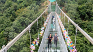 FEATURE - In luftiger Höhe: Glasbrücke in Ningqiang