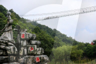 FEATURE - In luftiger Höhe: Glasbrücke in Ningqiang