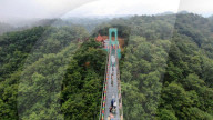 FEATURE - In luftiger Höhe: Glasbrücke in Ningqiang