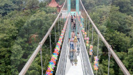 FEATURE - In luftiger Höhe: Glasbrücke in Ningqiang