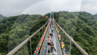 FEATURE - In luftiger Höhe: Glasbrücke in Ningqiang