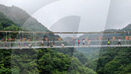FEATURE - In luftiger Höhe: Glasbrücke in Ningqiang