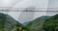 FEATURE - In luftiger Höhe: Glasbrücke in Ningqiang