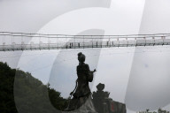 FEATURE - In luftiger Höhe: Glasbrücke in Ningqiang