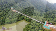 FEATURE - In luftiger Höhe: Glasbrücke in Ningqiang
