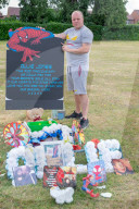 FEATURE - Pappaufsteller am Grab von Spiderman Fan nicht erlaubt