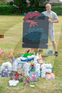 FEATURE - Pappaufsteller am Grab von Spiderman Fan nicht erlaubt
