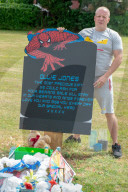 FEATURE - Pappaufsteller am Grab von Spiderman Fan nicht erlaubt