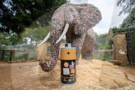 FEATURE - Recycling Skulptur: Batteriehersteller Duracell verwertet so viele Batterien wie 68 Elefanten wiegen