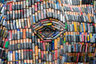FEATURE - Recycling Skulptur: Batteriehersteller Duracell verwertet so viele Batterien wie 68 Elefanten wiegen