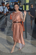 PEOPLE - Eva Longoria im champagnerfarbenen Kleid in NYC