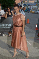 PEOPLE - Eva Longoria im champagnerfarbenen Kleid in NYC