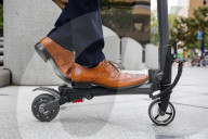 FEATURE - Mini-E-Scooter passt in Schultertasche