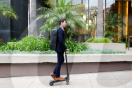 FEATURE - Mini-E-Scooter passt in Schultertasche
