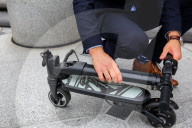FEATURE - Mini-E-Scooter passt in Schultertasche