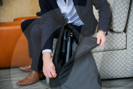 FEATURE - Mini-E-Scooter passt in Schultertasche