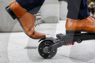 FEATURE - Mini-E-Scooter passt in Schultertasche