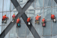 NEWS - "Spidermen" am CCTV Tower in Peking