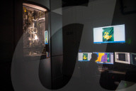 FEATURE - Wissenschaftler der University of Leeds stellen zwei Atome dicke Goldfolie her