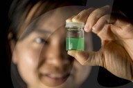 FEATURE - Wissenschaftler der University of Leeds stellen zwei Atome dicke Goldfolie her