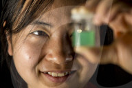 FEATURE - Wissenschaftler der University of Leeds stellen zwei Atome dicke Goldfolie her