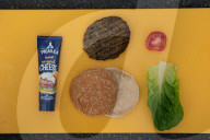 FEATURE - Challenge: Brite will Burger bei Karussellfahrt belegen und verzehren