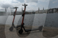 NEWS - Da stehen sie nun: Leih-E-Scooter in Hamburg