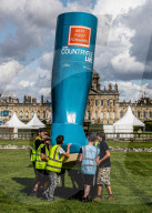 FEATURE - 5 m hoher Gummistiefel für Show in Yorkshire  aufgestellt