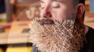 FEATURE - Bartliebhaber steckt sich 3500 Zahnstocher in den Bart