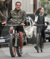 PEOPLE - Arnold Schwarzenegger fährt Velo mit Christina